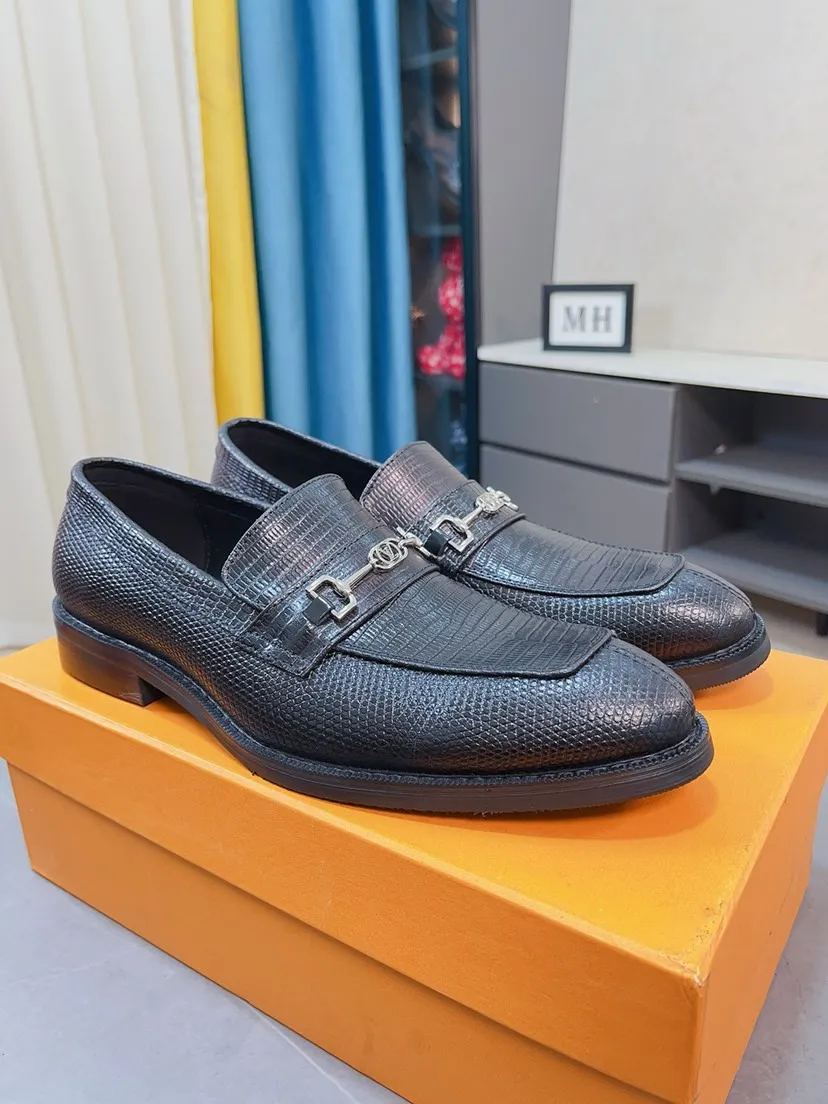 Ex-factory price 458🌹🌹【Louis Vuitton] LV official website synchronizes casual formal leather shoes, imported Italian first-layer calfskin, the leather feels natural and comfortable, and the flowing shoe body design embodies an extraordinary superior wearing experience. Smooth and tight hand-stitched seams achieve extraordinary noble taste. The lining is made of cowhide, which is high-end, comfortable and breathable, telling the man's high-spirited heart. Number of items in stock: 38-44 45 can be customized.